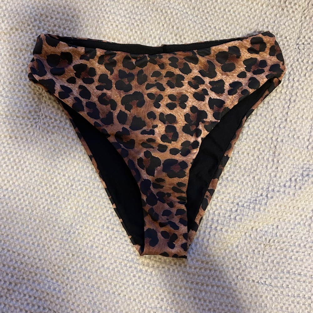 ENVYA Cheetah Mid-Rise Bikini Bottoms! Brand: ENVYA - Size: Small